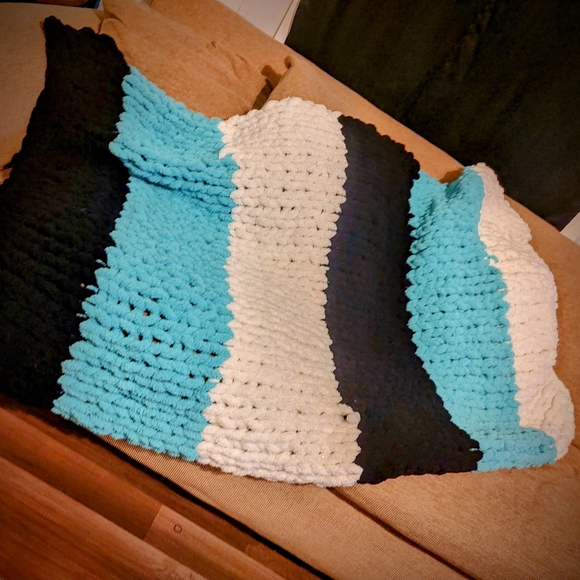 Chunky Soft Hand Made Blanket - Picture 2 of 6